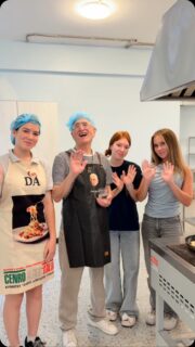 🇮🇹 Итальянская неделя в Колледже МАБ завершилась по-итальянски!

Вместе с нашими партнёрами из Италии мы организовали финальный день программы на базе нашей школы Alma School.

После занятий по итальянскому языку и культуре, самое время было перейти к практике: вместе с абитуриентами и партнёрами приготовили настоящую итальянскую пасту, пообщались и провели время за одним столом.

Спасибо Alma School за гостеприимство, а нашим итальянским партнёрам за эту насыщенную неделю, новые знания и возможность познакомиться с Италией не только через язык, но и через культуру и традиции.

Как говорится, Grazie! 🇮🇹
