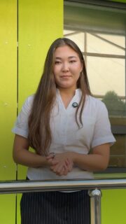 🎓 ЧТО ОСТАЁТСЯ С ТОБОЙ ПОСЛЕ КОЛЛЕДЖА?

Для Амины студенческие годы - это не только учёба и оценки. Это сцена, студенческий парламент, иностранные языки, мероприятия, новые навыки и возможность постоянно пробовать себя в чём-то новом.

🎭 Особое место в её жизни занимает театр - школа-театр под руководством казахстанского актёра, сценариста и режиссёра Азамата Абдильдинова.

За два года Амина успела раскрыться с разных сторон и понять главное: образование - это ещё и опыт, люди, уверенность и возможность стать собой 💙
