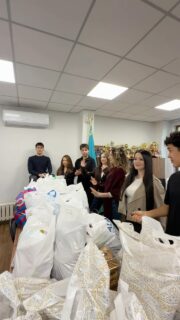 В Колледже МАБ стартовала ежегодная благотворительная акция «Жылы жүрек - ізгі тілек», приуроченная ко Дню пожилого человека. Студенты собирают продуктовые наборы, которые совсем скоро будут переданы пожилым людям 💙

Спасибо нашим студентам за участие и заботу, которая начинается с простых, но важных поступков 🫂

#oqu_agartu_ministrligi #edu.almaty #adistemelik_ortalyq_Almaty #Almaty_Adal_Azamat #Қарттаркүні
Ізгілік керуені